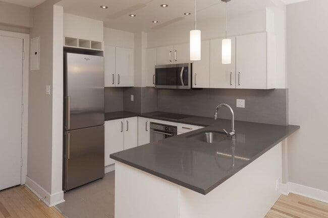 Building Photo - 3468 Rue Drummond Unit 504