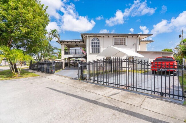 Photo - 1541 E 6th Ct Unit 2