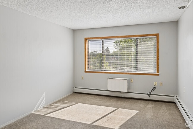 1BR, 1BA - 600SF - Living Room