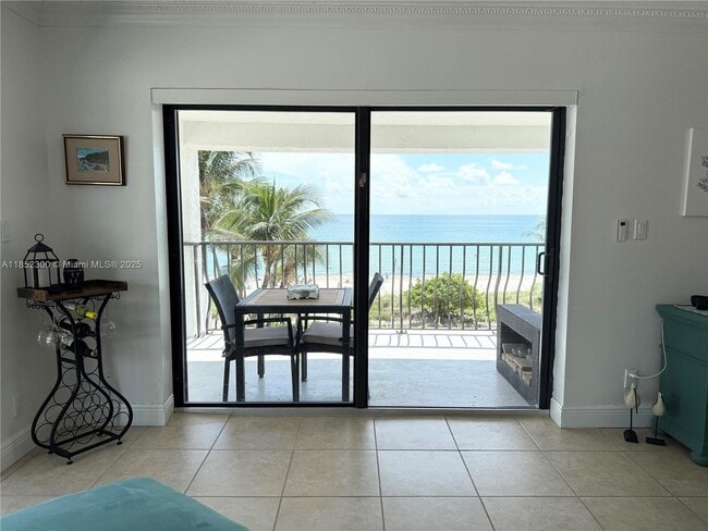 Building Photo - 5415 Collins Ave Unit 407