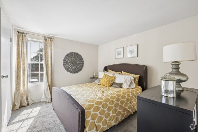 2BR, 1BA - 820SF - Bedroom