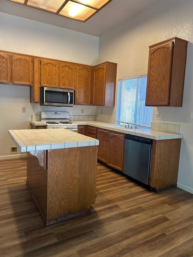 Photo - 643 Lunardi Way