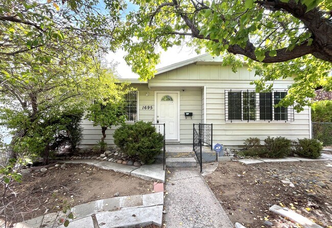 Building Photo - Spacious 3-bedroom, 2 1/2-bathroom home