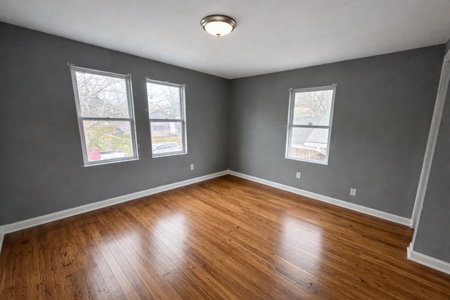 Photo - 843 Lasalle St