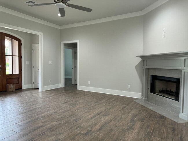 Photo - Like new.. GORGEOUS TIBURON BEAUTY.. Close to Barksdale Air Force Base.