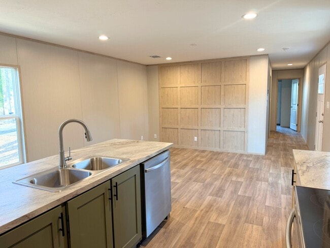 Photo - 82 Edinburgh Dr SW