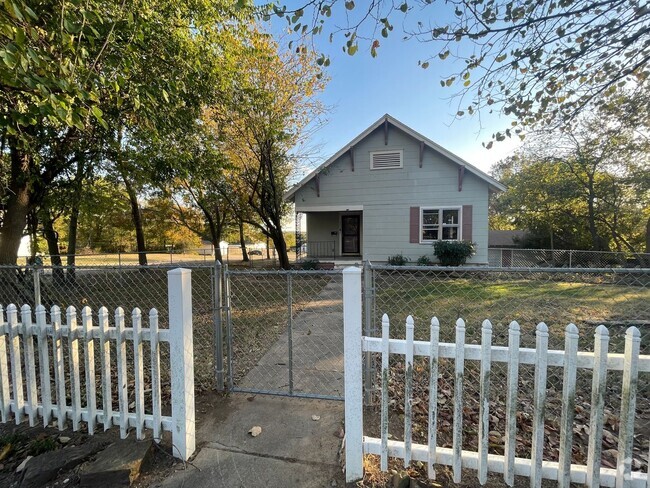 Building Photo - Pleasantly Nostalgic and Cozy 2/1 Rental