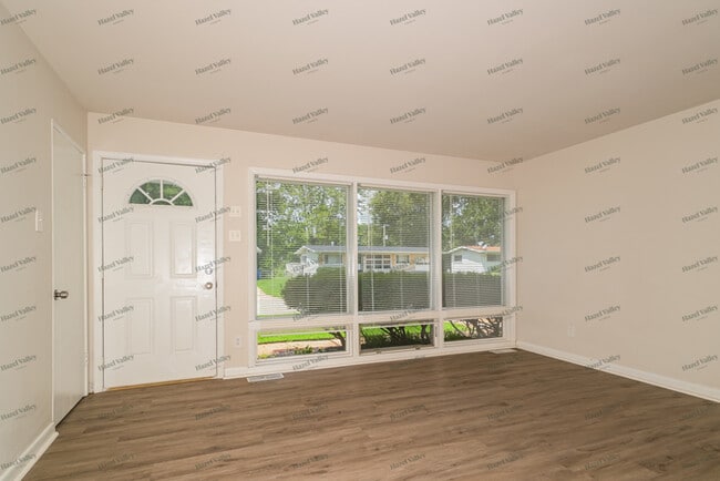 Photo - 130 Grenoble Ln
