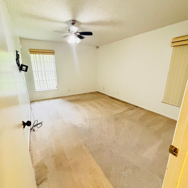 Photo - 386 Bennington Ln