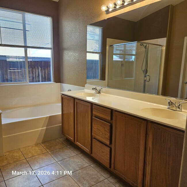 Photo - 916 Sawyer Way