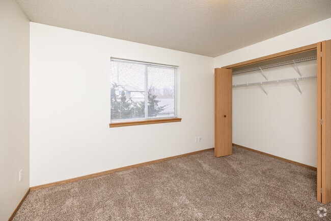 2BR, 1BA - 1st & 2nd Floor/920 SF