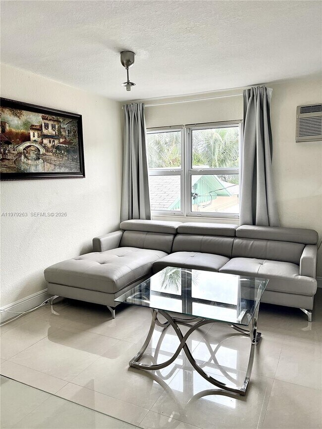 Building Photo - 1940 Adams St Unit 2