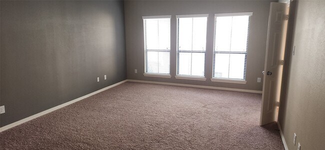 Building Photo - 11614 Royal Oaks Crossing