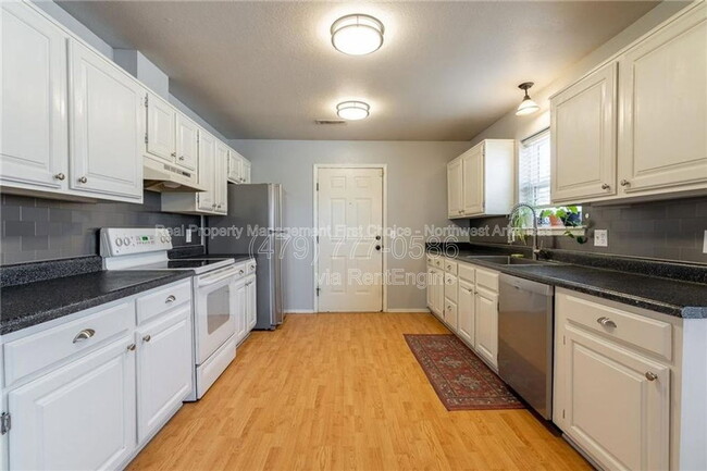 Photo - 3231 Shale St