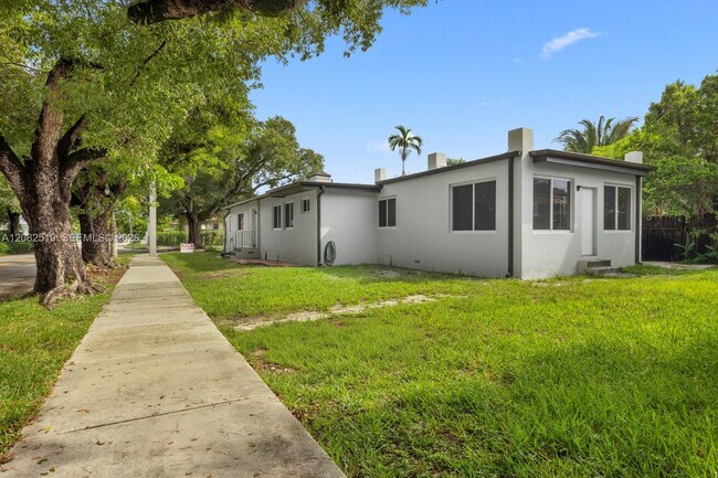 Building Photo - 2375 SW 16th Ave Unit # B