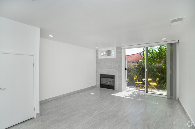 Living Room - 125 Hillcrest Drive Apartments