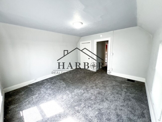 Photo - Large Renovated Studio! - SPECIAL! 1 Month Free Unit 3