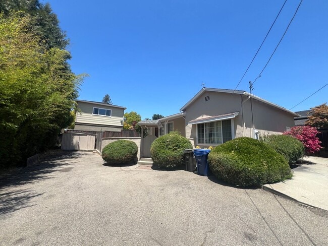 Photo - 3 bedrooms, 2 full bathrooms near CV high! Available now!