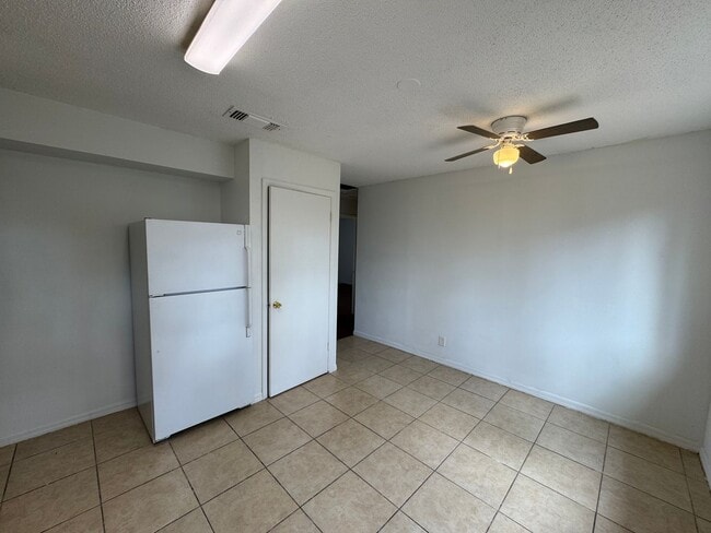 Photo - A Sun-Kissed Haven: 3-Bedroom Home with Room to Roam in Deltona!