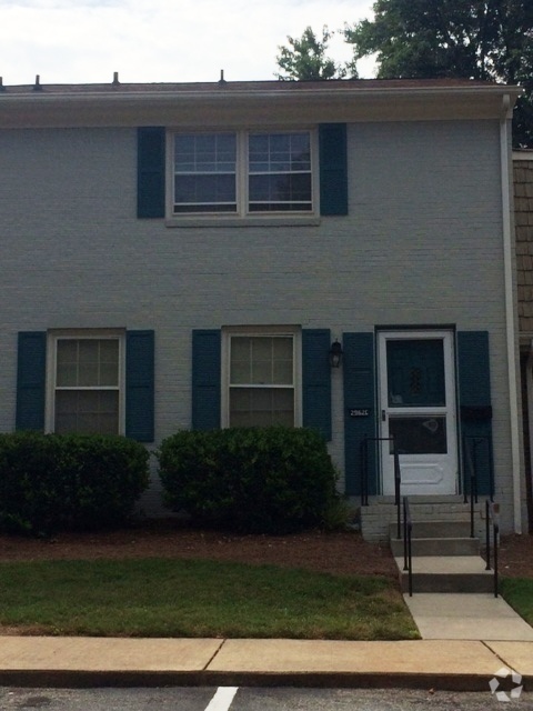 Building Photo - Gorgeous Townhome In Winston-Salem!