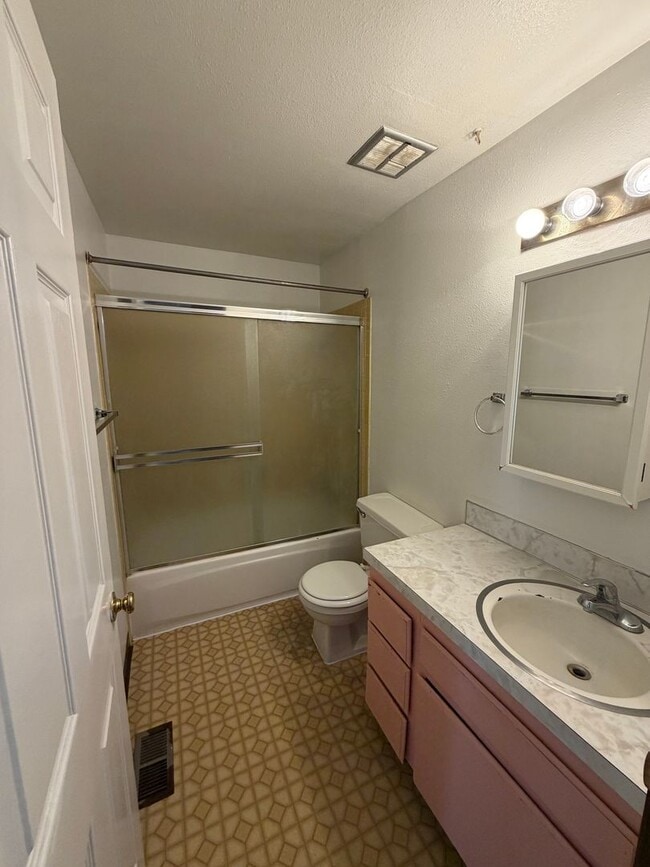 Photo - 2bdrm, 1 bath apartment in Moyina Heights. Water,sewer & garbage included