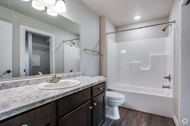 2BR, 2BA - 929SF - Bath - Fox Crossing Creek Apartments