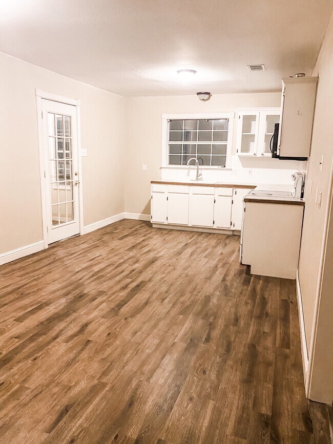 Photo - 411 College Street