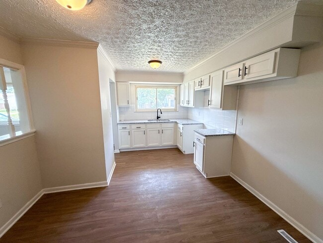 Photo - 2480 Daily Rd