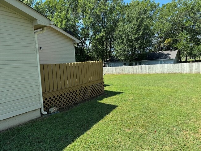 Photo - 1114 Mockingbird Ln