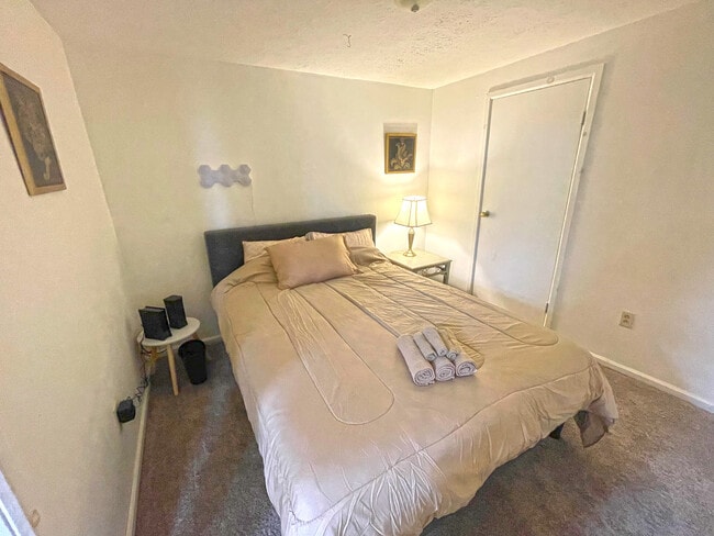 Queen Bed #1 - Linens and Towels Included - 651 Wheeling Ave Unit 3