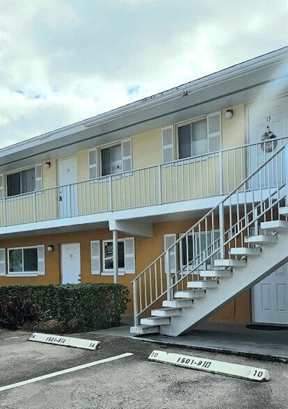 Building Photo - 1501 Crescent Cir Unit B10