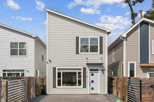 Photo - 117 E 32nd St