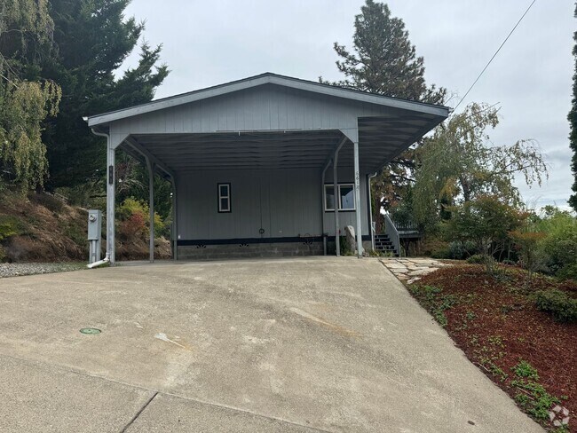 Building Photo - East Roseburg 3 bedroom 2 bath Rental