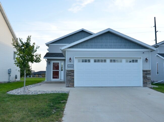 Front view - 445 Foxtail Dr