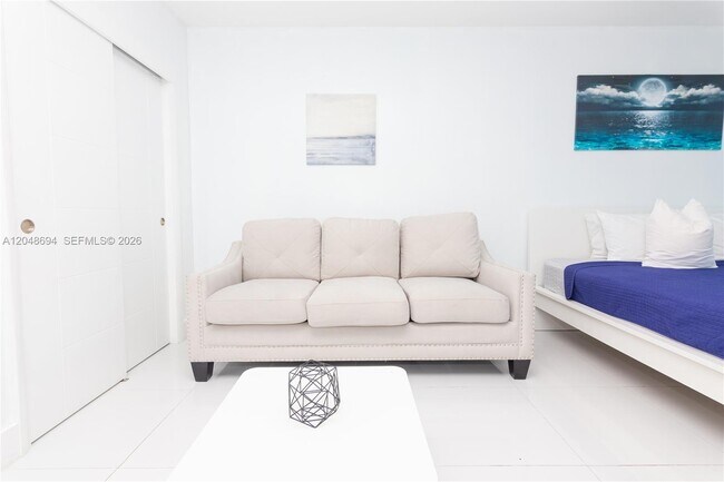 5445 Collins Ave Unit 908