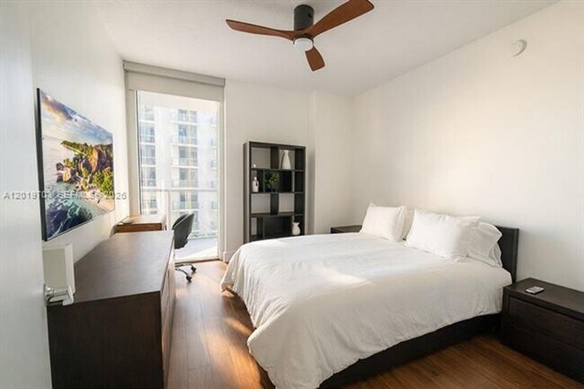 Photo - 1050 Brickell Ave Unidad 1050 Brickell Ave # 2210