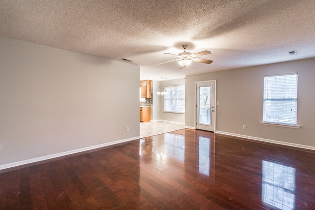 Photo - 123 Ann Bradley Dr