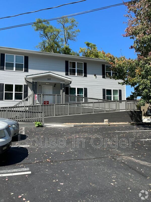 Building Photo - 307 8th Ave E Rental