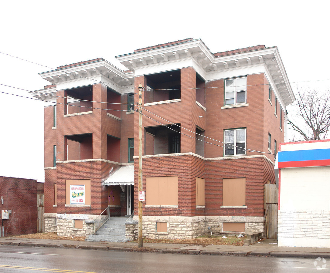 Photo - 210-212 W 39th St Apartments