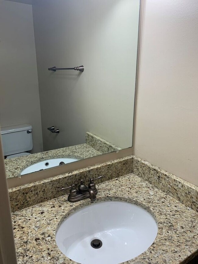 Photo - Spacious 2 Bed 1.5 Bath Townhome in Murray!