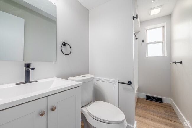 2BR, 1BA - 915SF - Bathroom