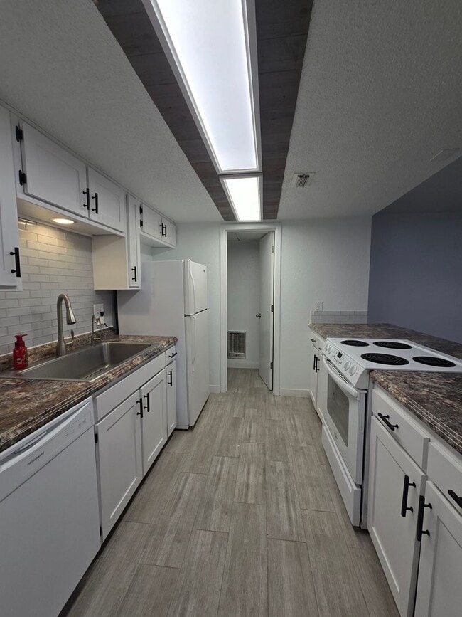 Photo - 3520 Adenmore C