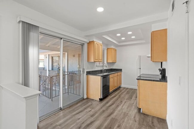 Building Photo - 4162 Hamilton Ave Unit 3