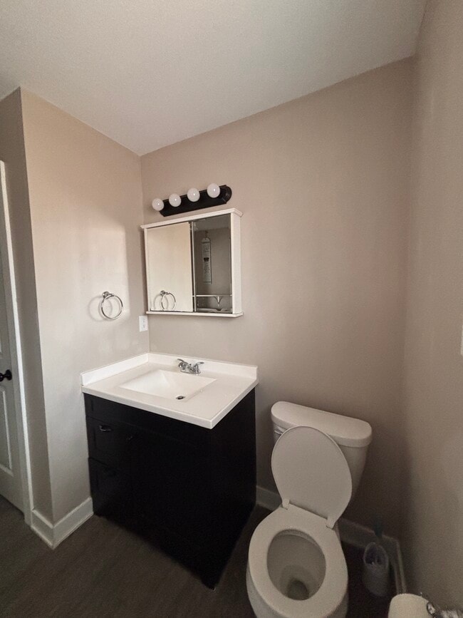 Bathroom - 84 Curtice St E