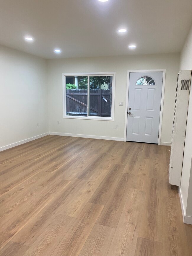 Photo - 1634 1/2 N Serrano Ave