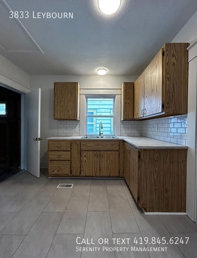 Building Photo - 3833 Leybourn-