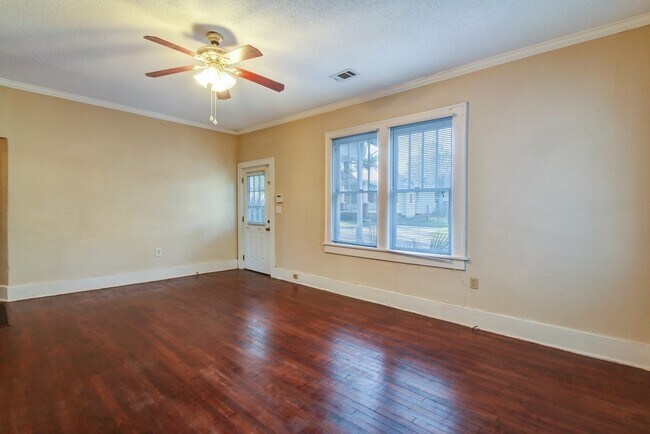 Photo - Beautiful Single Family house near downtow...