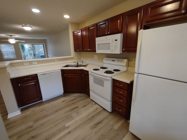 Photo - Pristine, move in ready Townhome located in the Holly Ridge Complex!