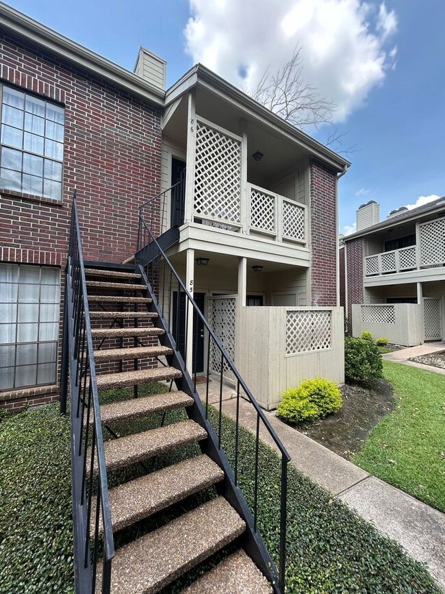 Building Photo - well-kept condo features 2 spacious bedroo...