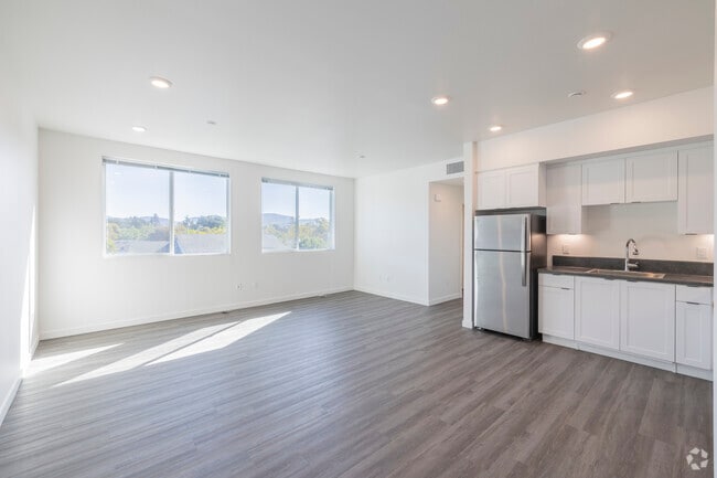 2BR, 2BA - 957 SF - Living Room